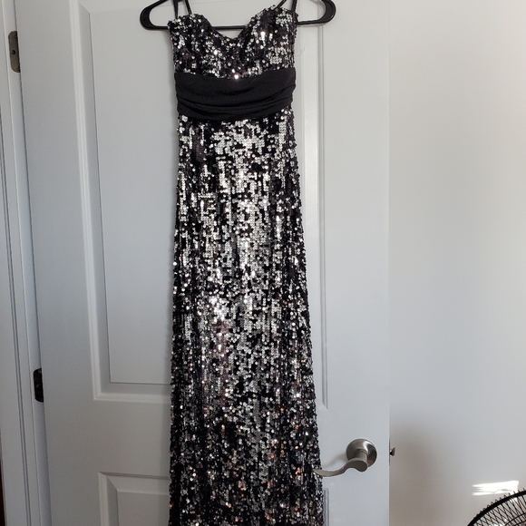 Strapless sequin gown - Picture 1 of 4